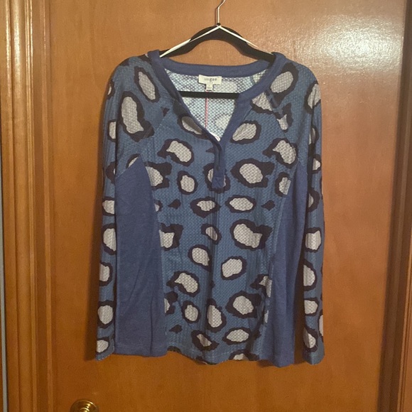 UMGEE NWT Dusty Blue&White Leopard Long Sleeve Button Front Top Large - Picture 3 of 12